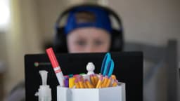 Expertos piden a escuelas evaluar límites del uso de computadoras portátiles