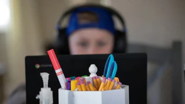 Expertos piden a escuelas evaluar límites del uso de computadoras portátiles