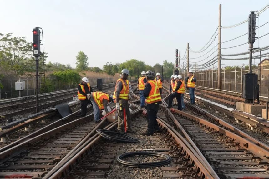 Trabajadores reparan un tramo de cable cortado por vándalos que robaron 150 metros de cable de cobre de las vías del tren a lo largo de la línea A del metro de Nueva York, el 27 de mayo de 2015. (MTA/Marc A. Hermann vía AP)