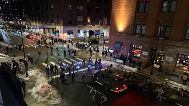 DHS denuncia a manifestantes por difundir hoteles que supuestamente alojan a agentes del ICE