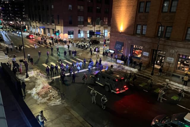 DHS denuncia a manifestantes por difundir hoteles que supuestamente alojan a agentes del ICE