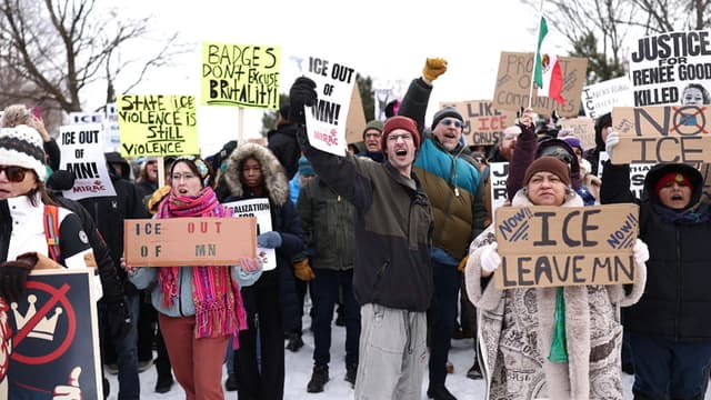 Manifestantes continúan confrontando a los agentes federales de inmigración en Minnesota