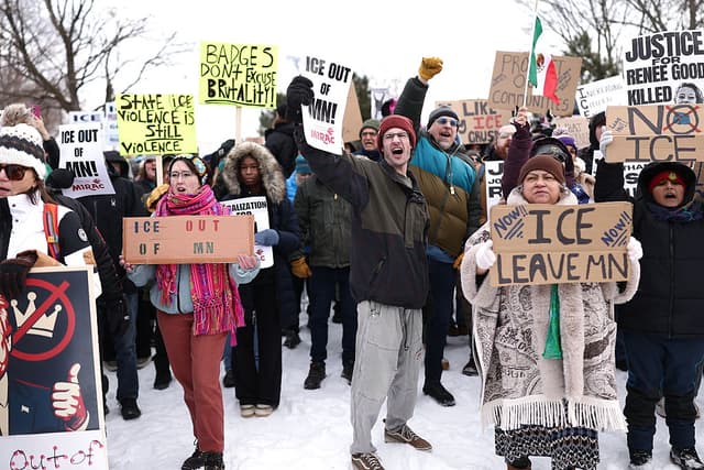 Manifestantes continúan confrontando a los agentes federales de inmigración en Minnesota