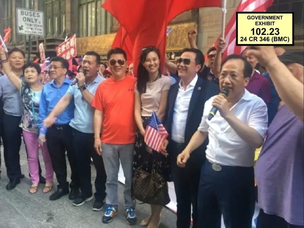 Linda Sun (C) se une a una protesta contra la visita de la presidenta taiwanesa Tsai Ing-wen, en Manhattan, Nueva York, el 12 de julio de 2019. Liang Guanjun (2.º por la derecha), presidente de las Asociaciones Chinas Unidas del Este de Estados Unidos, sostiene el micrófono. (Fiscalía de Estados Unidos)