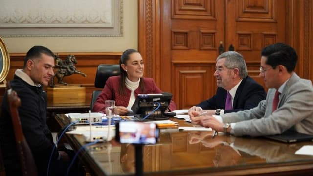 La presidenta de México, Claudia Sheinbaum, habla durante una llamada con el presidente Trump este lunes, en Palacio Nacional de la Ciudad de México, México. (Presidencia de México)