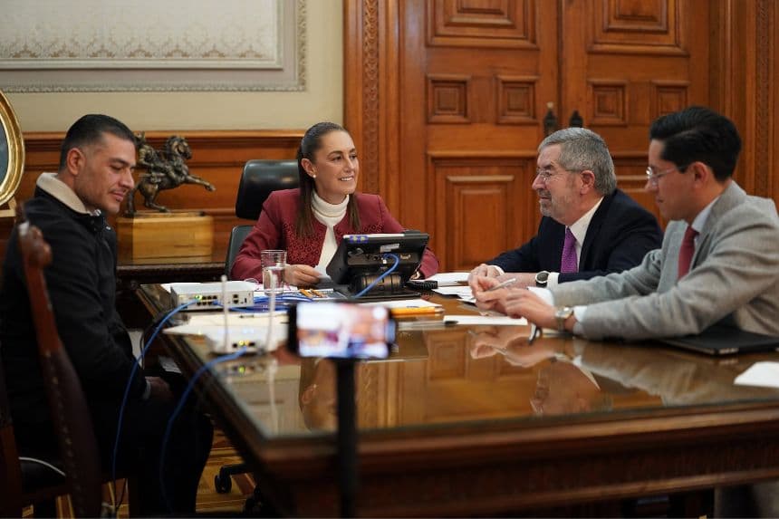 La presidenta de México, Claudia Sheinbaum, habla durante una llamada con el presidente Trump este lunes, en Palacio Nacional de la Ciudad de México, México. (Presidencia de México)