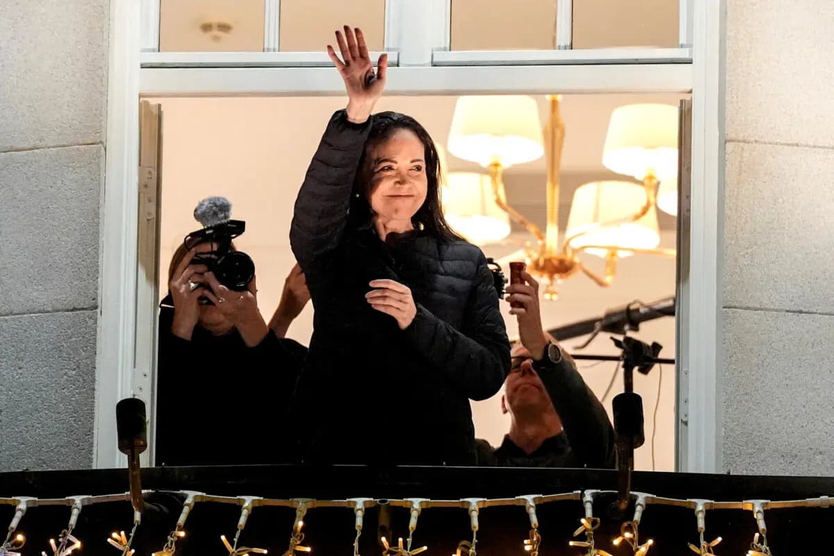 <em>La Premio Nobel de la Paz, María Corina Machado, saluda desde el balcón del Grand Hotel de Oslo, Noruega, el 11 de diciembre de 2025. (Lise Aserud/NTB vía Reuters)</em>