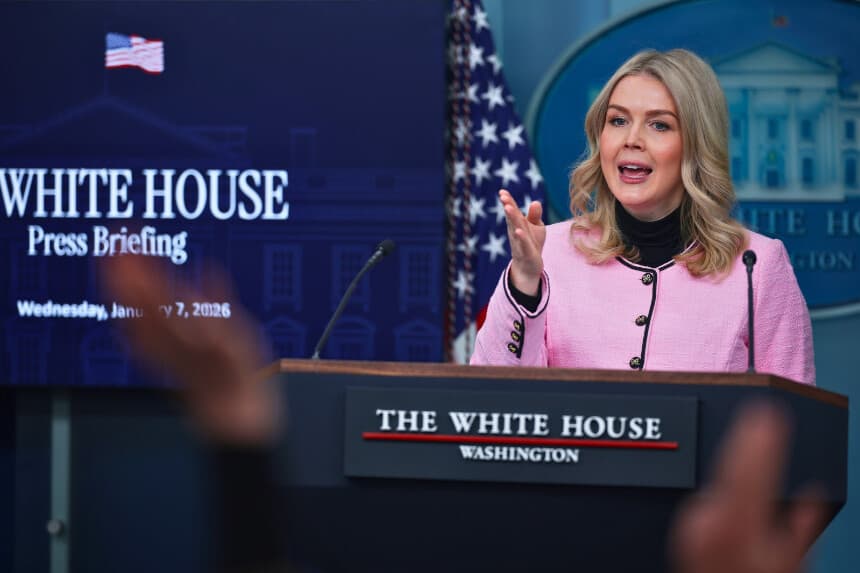 WASHINGTON, DC - 7 DE ENERO: La secretaria de prensa de la Casa Blanca, Karoline Leavitt, responde a preguntas durante una rueda de prensa en la sala James S. Brady de la Casa Blanca el 7 de enero de 2026 en Washington, DC. Leavitt estuvo acompañada por miembros del gabinete de Trump para discutir las nuevas pautas dietéticas que fomentan el consumo de menos alimentos procesados y más alimentos integrales, frutas, verduras y grasas saturadas. (Foto de Alex Wong/Getty Images).
