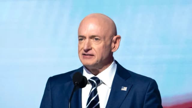 Senador Mark Kelly demanda al Pentágono por represalias a video sobre órdenes ilegales