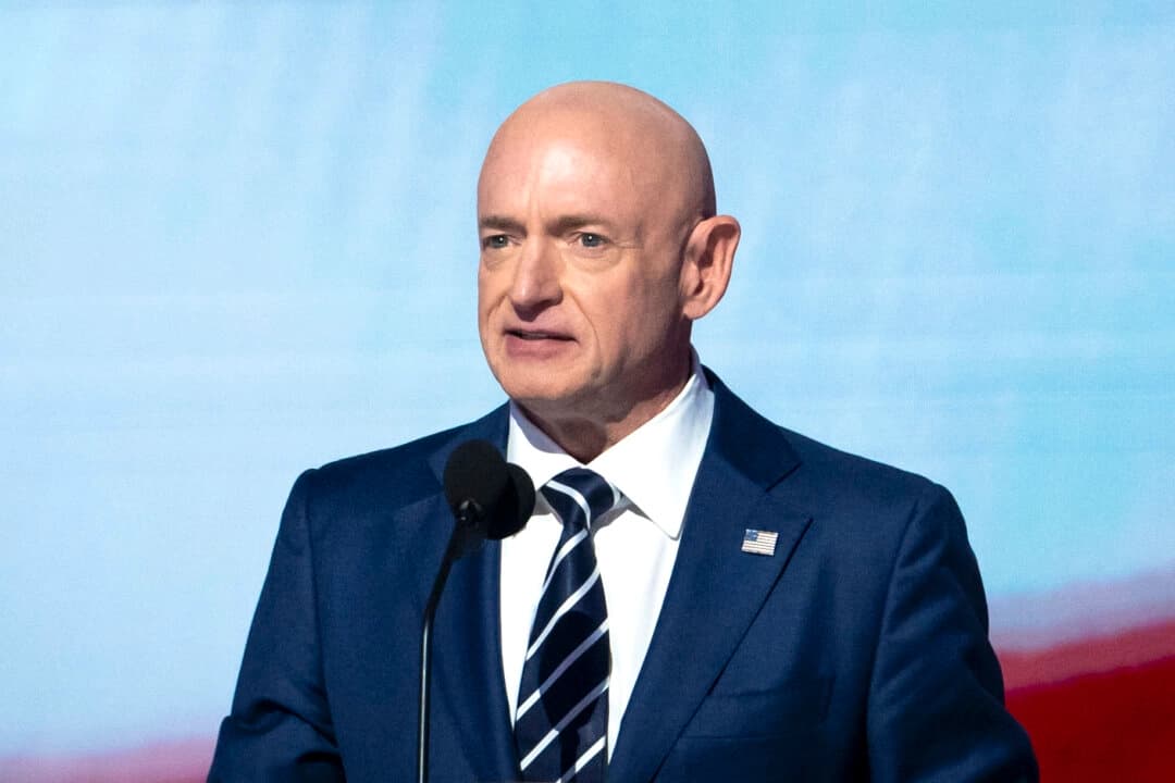 El senador Mark Kelly (D- Ariz) habla durante el último día de la Convención Nacional Demócrata en Chicago el 22 de agosto de 2024. (Madalina Vasiliu/The Epoch Times)