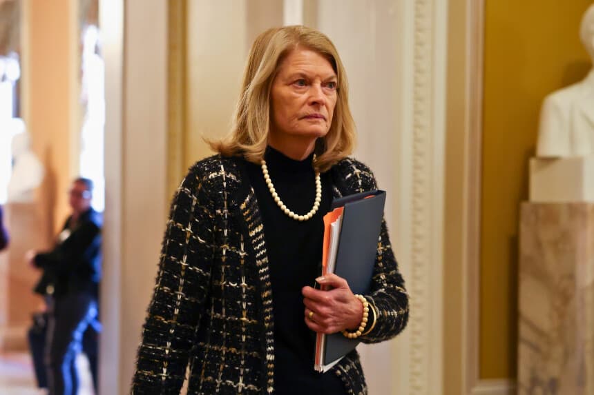 WASHINGTON, DC - 22 DE ENERO: La senadora estadounidense Lisa Murkowski (R-AK) se dirige a la Cámara del Senado para votar la Ley de Protección de los Supervivientes del Aborto Nacidos Vivos el 22 de enero de 2025 en Washington, DC. Los demócratas del Senado bloquearon el proyecto de ley que protegía a los supervivientes del aborto nacidos vivos. (Foto de Kayla Bartkowski/Getty Images)