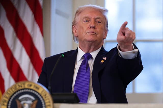 El presidente de los Estados Unidos, Donald Trump, responde a las preguntas de los medios de comunicación durante una reunión con ejecutivos del sector del petróleo y el gas en el Salón Este de la Casa Blanca el 9 de enero de 2026 en Washington, DC. Trump celebra la reunión para discutir los planes de inversión en Venezuela tras derrocar a su líder Nicolás Maduro. (Foto de Alex Wong/Getty Images).
