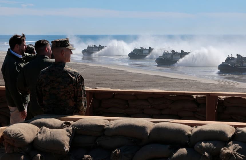 El vicepresidente J. D. Vance (izq.) observa a un grupo de embarcaciones de desembarco de aire comprimido (LCAC) durante el evento America's Marines 250 en la Playa Roja de Camp Pendleton el 18 de octubre de 2025 en Oceanside, California. (Mario Tama/Getty Images)