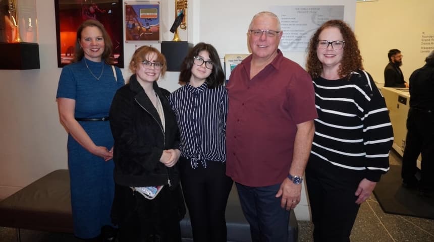 Buck Russell, su esposa, su cuñada, su hija y una amiga de ella asisten a Shen Yun Performing Arts en el Tobin Center for the Performing Arts, en San Antonio, Texas, el 11 de enero de 2026. (Sonia Wu/The Epoch Times)