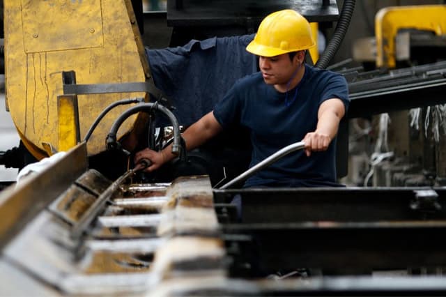 Un empleado trabaja en la fábrica de barras de acero Kold Roll en Santa Catarina, estado de Nuevo León, México, el 4 de noviembre de 2025.   (JULIO CÉSAR AGUILAR/AFP a través de Getty Images)