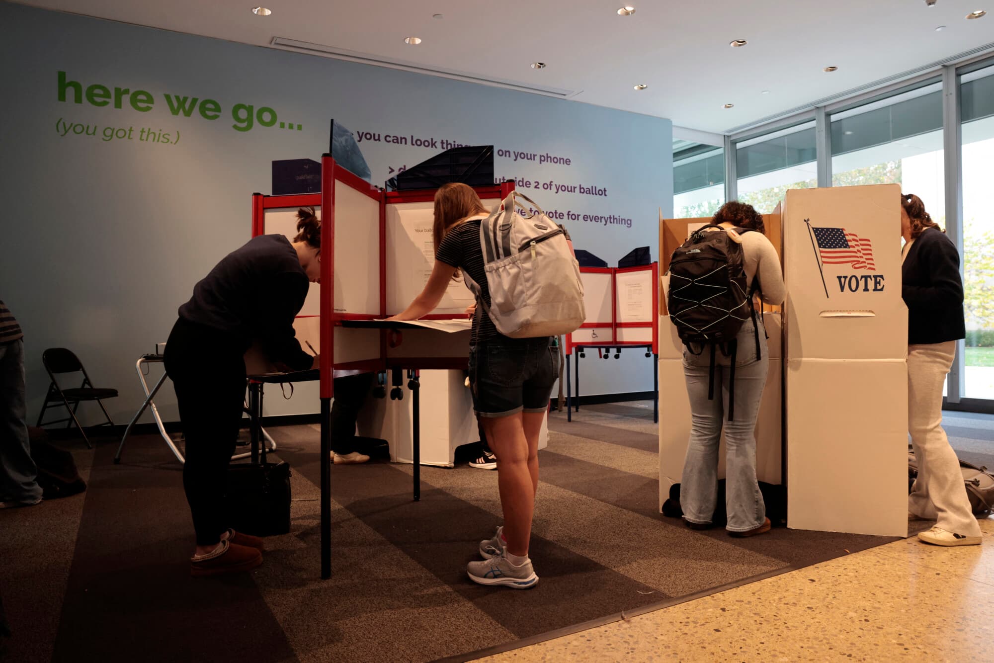 Las personas emiten sus votos durante la votación anticipada para las elecciones generales de Estados Unidos en la Galería del Museo de Arte de la Universidad de Michigan, en Ann Arbor, Michigan, el 31 de octubre de 2024. (Foto de JEFF KOWALSKY / AFP) (Foto de JEFF KOWALSKY/AFP a través de Getty Images).