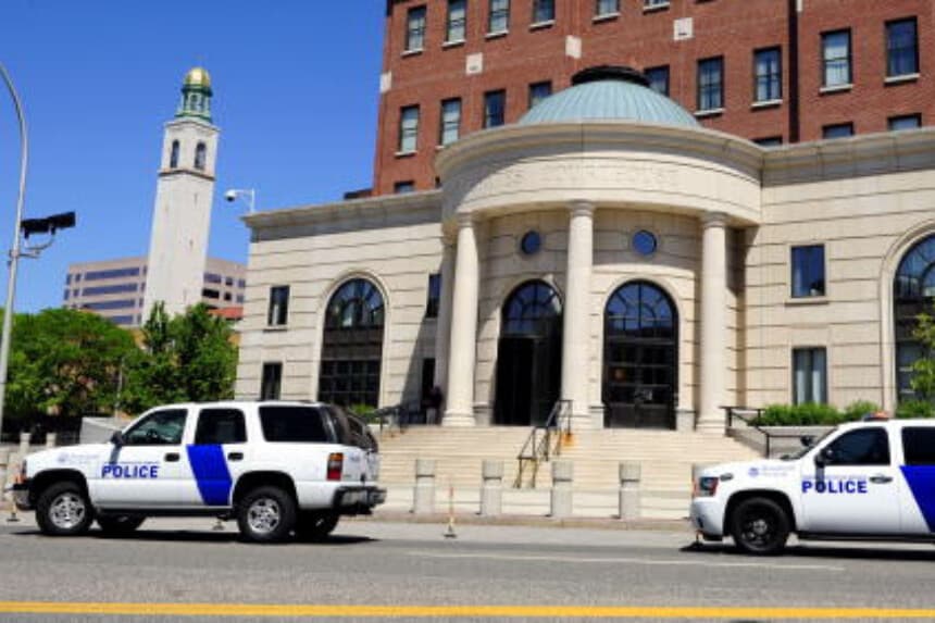 Vehículos de la Seguridad Nacional Federal estacionados frente a la corte Federal de White Plains el 21 de mayo de 2009 en White Plains, Nueva York.  (Foto de Stephen Chernin/Getty Images).