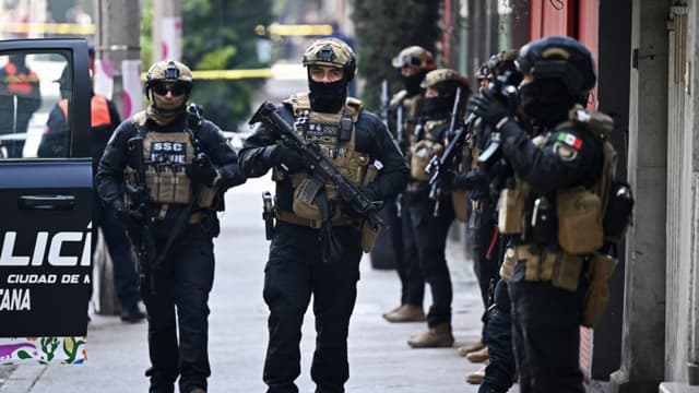 Fuerzas Especiales mexicanas montan guardia en la escena donde un oficial de policía resultó herido durante un operativo contra la extorsión en la Ciudad de México, el 18 de diciembre de 2025.(Carl de Souza / AFP via Getty Images)