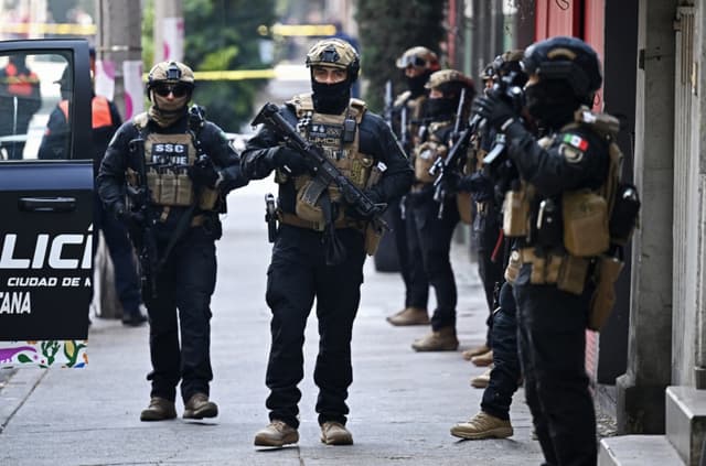 Fuerzas Especiales mexicanas montan guardia en la escena donde un oficial de policía resultó herido durante un operativo contra la extorsión en la Ciudad de México, el 18 de diciembre de 2025.(Carl de Souza / AFP via Getty Images)
