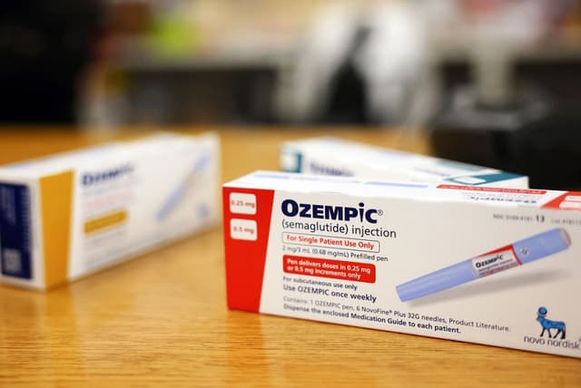 Cajas del medicamento para la diabetes Ozempic sobre el mostrador de una farmacia el 17 de abril de 2023 en Los Ángeles, California. Ozempic fue aprobado originalmente por la FDA para tratar a personas con diabetes tipo 2, que corren el riesgo de sufrir graves consecuencias para la salud si no reciben medicación.  (Ilustración fotográfica de Mario Tama/Getty Images)
