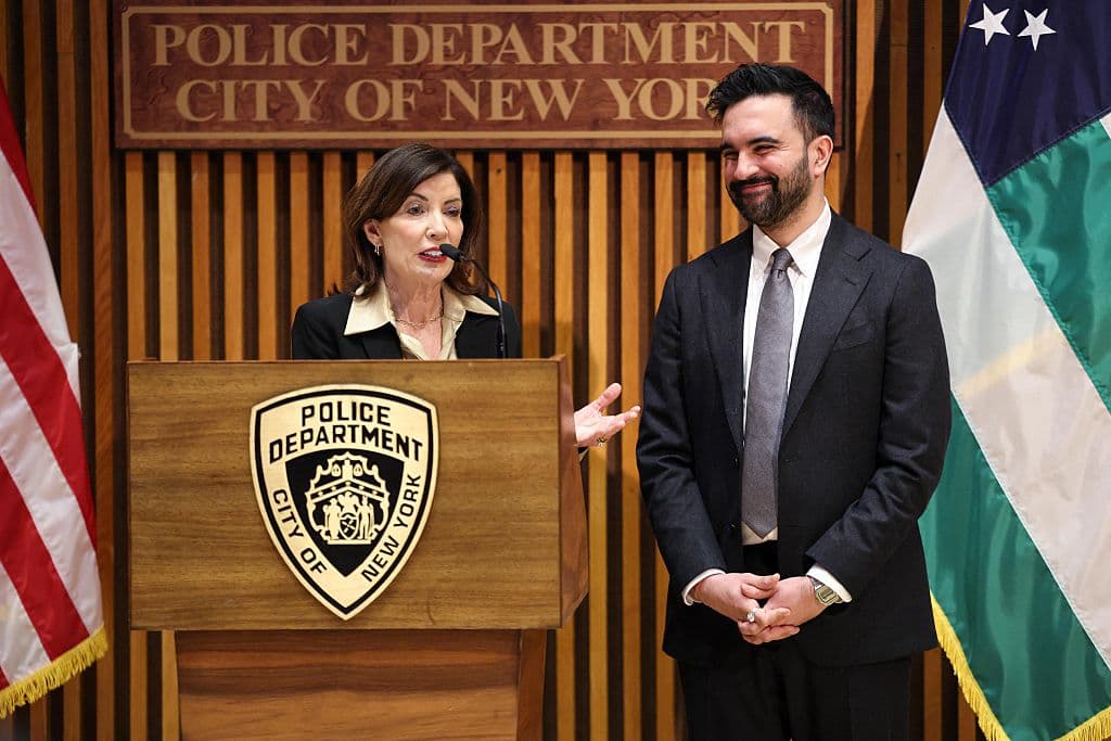 (De izquierda a derecha) La gobernadora de Nueva York, Kathy Hochul, y el alcalde de Nueva York, Zohran Mamdani, hablan durante un anuncio relacionado con la seguridad pública en la sede del Departamento de Policía de la Ciudad de Nueva York (NYPD) en Nueva York el 6 de enero de 2026. (Foto de CHARLY TRIBALLEAU / AFP a través de Getty Images)