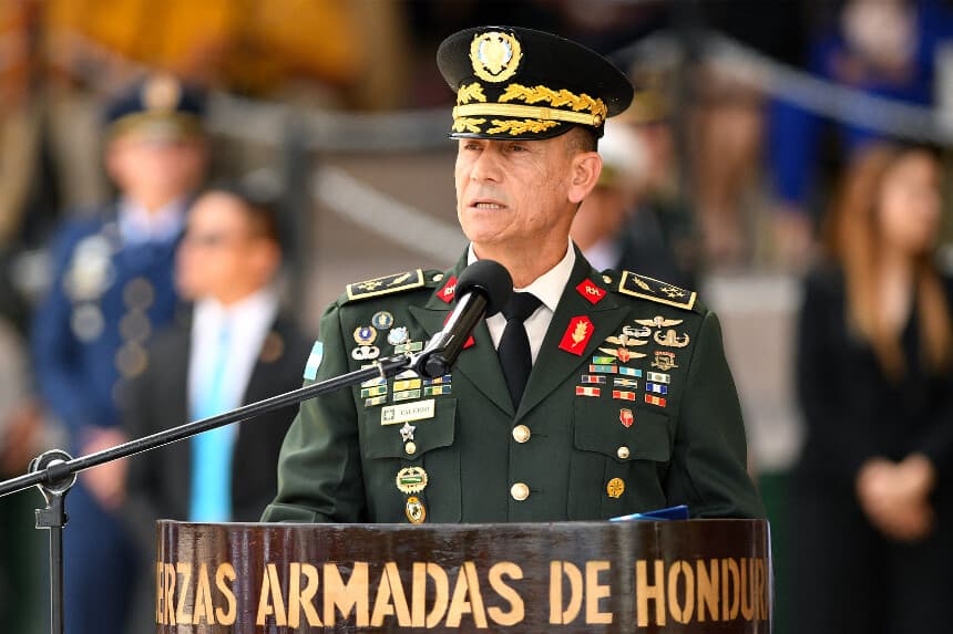 El general Héctor Valerio, nuevo jefe del Estado Mayor Conjunto de las Fuerzas Armadas de Honduras, pronuncia un discurso durante el traspaso de mando, en el Campo de Parada Marte de Tegucigalpa, el 18 de diciembre de 2025. (Orlando SIERRA / AFP vía Getty Images)