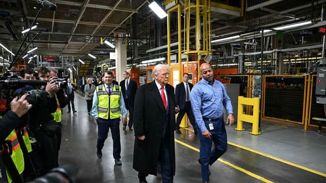 Trump atribuye a los aranceles "éxito increíble" en visita a Detroit