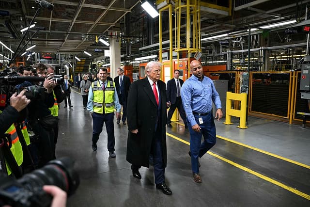 El presidente de Estados Unidos, Donald Trump, junto con el director ejecutivo de Ford, Jim Farley, el secretario del Tesoro, Scott Bessent, y el director de la planta, Corey Williams, visita el complejo River Rouge de Ford Motor Company en Dearborn, Míchigan, el 13 de enero de 2026. (Foto de Mandel NGAN / AFP a través de Getty Images)