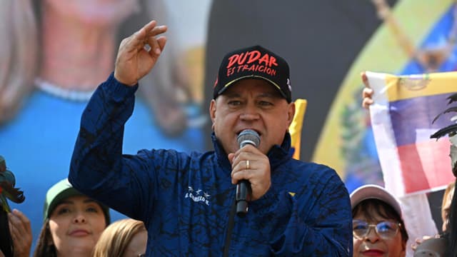 El ministro del Interior de Venezuela, Diosdado Cabello, pronuncia un discurso durante una manifestación de mujeres en apoyo al derrocado presidente de Venezuela, Nicolás Maduro, y a su esposa, Cilia Flores, en Caracas, el 6 de enero de 2026. (Federico PARRA / AFP vía Getty Images)