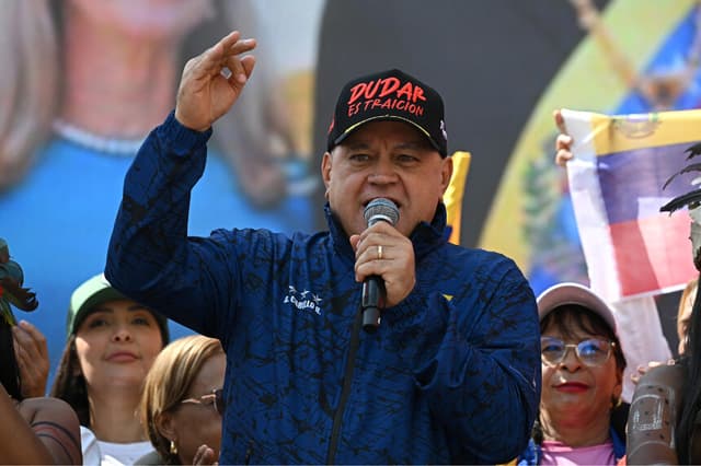 El ministro del Interior de Venezuela, Diosdado Cabello, pronuncia un discurso durante una manifestación de mujeres en apoyo al derrocado presidente de Venezuela, Nicolás Maduro, y a su esposa, Cilia Flores, en Caracas, el 6 de enero de 2026. (Federico PARRA / AFP vía Getty Images)