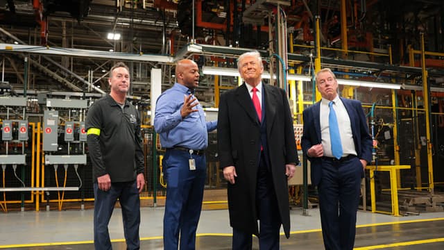 El presidente de EE. UU., Donald Trump (2.º dcha.), conversa con Corey Williams (2.º de izq.), gerente de la planta Ford River Rouge, y Bill Ford Jr. (dcha.), presidente ejecutivo de Ford Motor Company, durante un recorrido por el complejo Ford River Rouge el 13 de enero de 2026 en Dearborn, Michigan. (Anna Moneymaker/Getty Images)