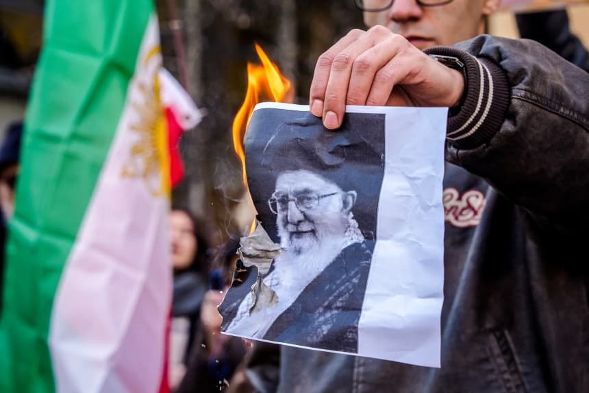 Un hombre quema una foto del líder supremo de Irán, el ayatolá Alí Jamenei, durante una protesta en el consulado iraní en Milán, Italia, el 12 de enero de 2026. Cuando las protestas contra el régimen en Irán se prolongaron más de dos semanas, el presidente Donald Trump emitió el 13 de enero su mensaje más contundente y directo hasta la fecha en apoyo a los manifestantes. (Claudio Furlan/LaPresse vía AP)