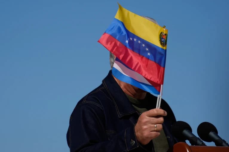 El líder del régimen cubano sostiene las banderas de Venezuela y Cuba durante un mitin en La Habana el sábado 3 de enero de 2026 en solidaridad tras la captura de Nicolás Maduro en Caracas. (Foto AP/Ramón Espinoza)