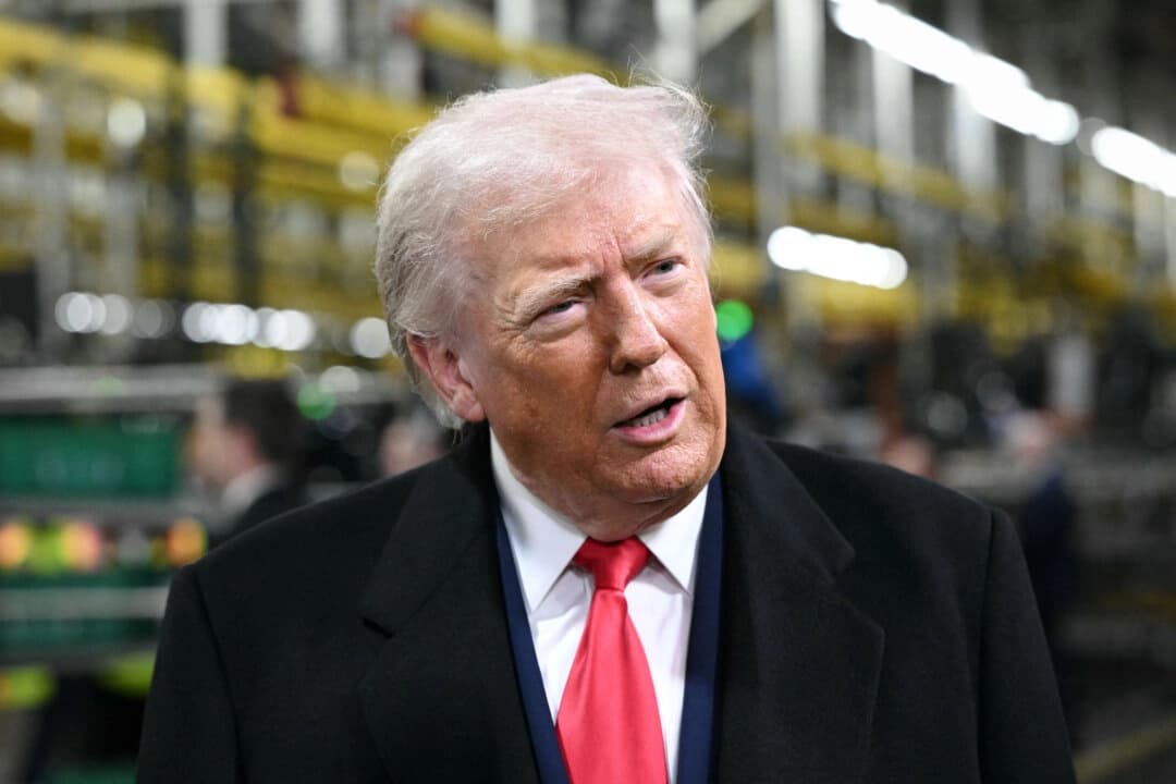 El presidente de Estados Unidos, Donald Trump, habla durante un recorrido por el complejo River Rouge de Ford Motor Company en Dearborn, Michigan, el 13 de enero de 2026. (Mandel Ngan/AFP vía Getty Images)