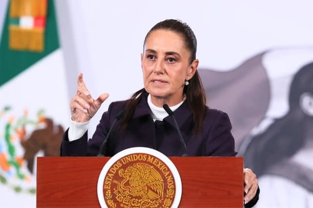 La presidenta de México, Claudia Sheinbaum, habla durante una rueda de prensa este miércoles 14 de enero, en Palacio Nacional de la Ciudad de México, México. EFE/Mario Guzmán