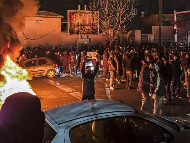 Iraníes bloquean una calle en Teherán, el 9 de enero de 2026. (East Images/AFP vía Getty Images)
