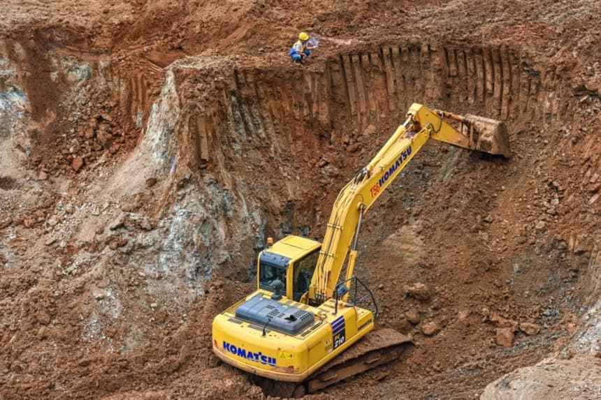 Una excavadora en uso durante la exploración de mineral de níquel, un componente esencial para las baterías de vehículos eléctricos, en la isla Wawonii, al sureste de Sulawesi, Indonesia. (Adek Berry/AFP vía Getty Images)