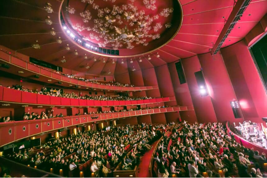 Shen Yun Performing Arts saluda al público en el Kennedy Center Opera House de Washington D. C., el 11 de enero de 2026. (Lisa Fan/The Epoch Times).