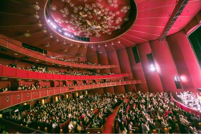 Shen Yun Performing Arts saluda al público en el Kennedy Center Opera House de Washington D. C., el 11 de enero de 2026. (Lisa Fan/The Epoch Times).