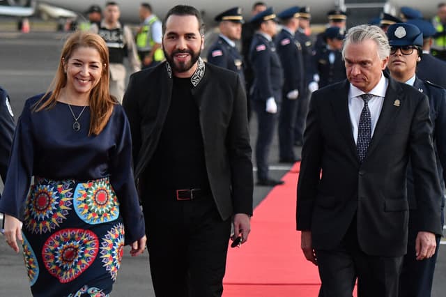 La vicepresidenta de Costa Rica, Mary Munive (izquierda), y el ministro de Relaciones Exteriores de Costa Rica, Arnoldo André Tinoco (derecha), dan la bienvenida al presidente de El Salvador, Nayib Bukele, a su llegada al Aeropuerto Internacional Juan Santamaría, en Alajuela, Costa Rica, el 13 de enero de 2026. (Ezequiel Becerra/AFP vía Getty Images)