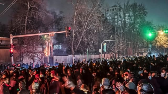 Iraníes protestan en Teherán, Irán, el 9 de enero de 2026. (MAHSA/Middle East Images vía AFP vía Getty Images)

