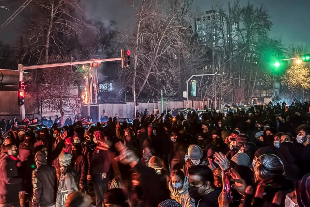 Iraníes protestan en Teherán, Irán, el 9 de enero de 2026. (MAHSA/Middle East Images vía AFP vía Getty Images)
