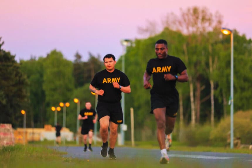 Miembros del Ejército de EE. UU. realizan la carrera de dos millas de la Prueba de Aptitud Física de Combate del Ejército durante una competencia de aptitud física en el Área de Entretenimiento de Grafenwöhr, Baviera, Alemania, el 11 de mayo de 2025. (Spc. Sar Paw/Ejército de EE. UU. vía DVIDS)
