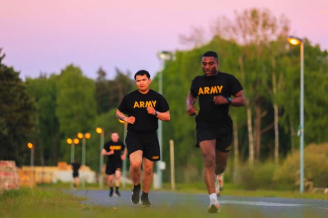 Miembros del Ejército de EE. UU. realizan la carrera de dos millas de la Prueba de Aptitud Física de Combate del Ejército durante una competencia de aptitud física en el Área de Entretenimiento de Grafenwöhr, Baviera, Alemania, el 11 de mayo de 2025. (Spc. Sar Paw/Ejército de EE. UU. vía DVIDS)