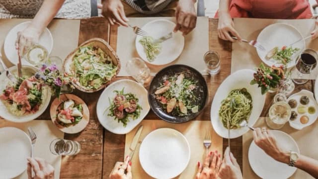 Razones por las que los adultos se vuelven quisquillosos para comer y cómo apoyarlos