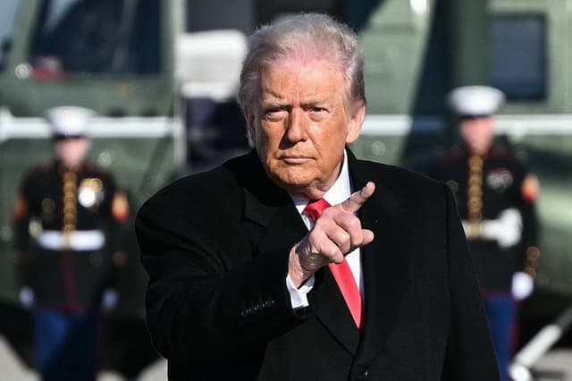 El presidente de Estados Unidos, Donald Trump, hace un gesto mientras se dirige a abordar el Air Force One en la Base Conjunta Andrews, Maryland, durante su viaje a Detroit, Michigan, el 13 de enero de 2026. (Mandel NGAN/AFP vía Getty Images)