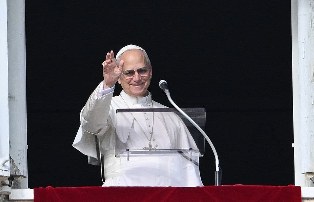 El Papa León XIV se dirige a la multitud desde la ventana del palacio apostólico con vista a la plaza de San Pedro durante su oración del Ángelus dominical en el Vaticano el 1 de enero de 2026. (Foto de Alberto PIZZOLI / AFP vía Getty Images)