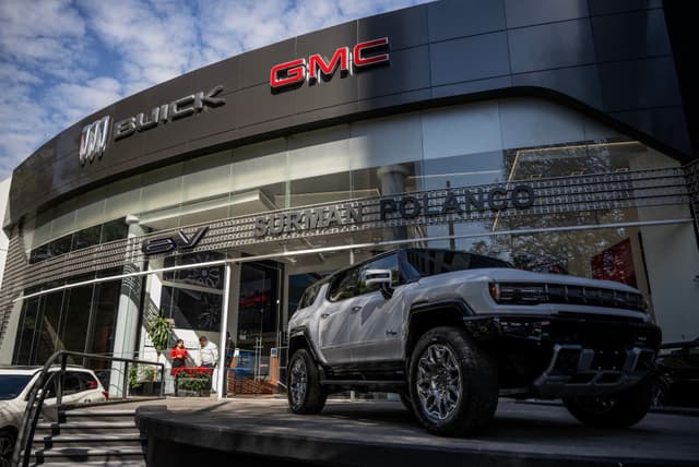 Autos permanecen en exhibición en la sala de exhibición de Buick y GMC en la Ciudad de México, tomada el 5 de diciembre de 2024. (Foto de CARL DE SOUZA/AFP vía Getty Images)