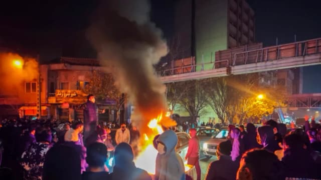 Manifestantes se congregan en Teherán, Irán, el 8 de enero de 2026. (Imágenes de Getty)