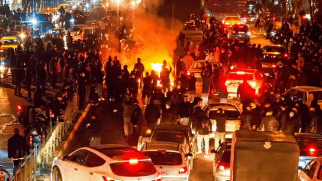 Personas reunidas durante una protesta en Teherán, Irán, el 8 de enero de 2026. (Anónimo/Getty Images)